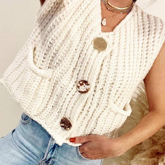 Boutique Solid Knit Button Up Sweater Vest Size Large Blogger Favorite - Picture 1 of 13